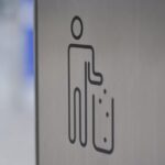 屋根の上の不用品