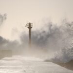 風が伴う雨のときだけに起こる雨漏り