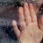 窓から漏れてくる雨漏り