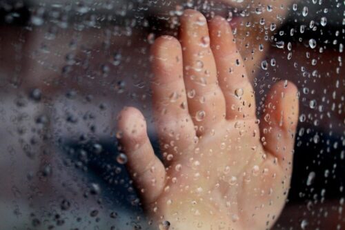窓から漏れてくる雨漏り