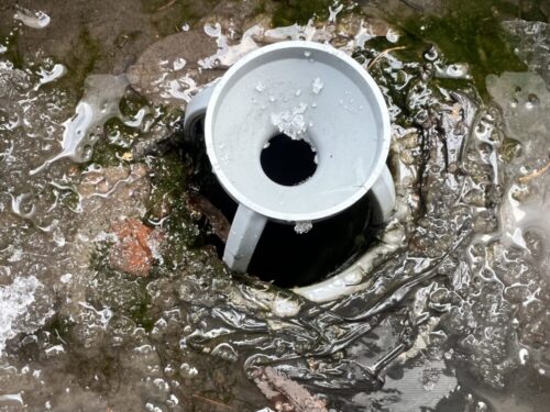 限界を迎えている屋根が雨漏りとなる