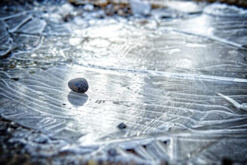 フラット屋根が雪どけに弱い理由