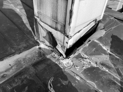 誰が見ても限界の屋根は葺き替えです